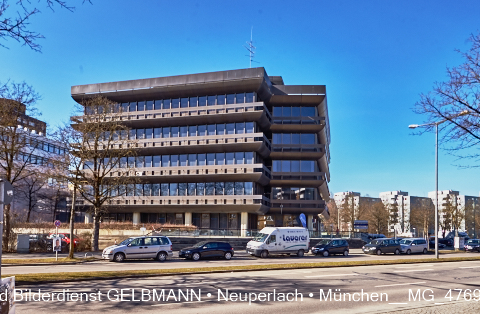25.02.2014 - neuperlach.org.gelbmann.org zeigt den Abriss-Raiffeisenbank-und-Bau-des-Studendenwohnheims-HOMEBASE-in-Neuperlach