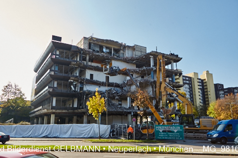 29.10.2014 - neuperlach.org.gelbmann.org zeigt den Abriss-Raiffeisenbank-und-Bau-des-Studendenwohnheims-HOMEBASE-in-Neuperlach