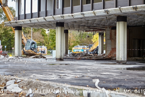 30.10.2014 - neuperlach.org.gelbmann.org zeigt den Abriss-Raiffeisenbank-und-Bau-des-Studendenwohnheims-HOMEBASE-in-Neuperlach