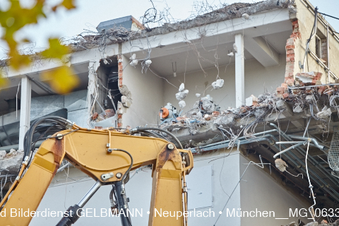 31.10.2014 - neuperlach.org.gelbmann.org zeigt den Abriss-Raiffeisenbank-und-Bau-des-Studendenwohnheims-HOMEBASE-in-Neuperlach